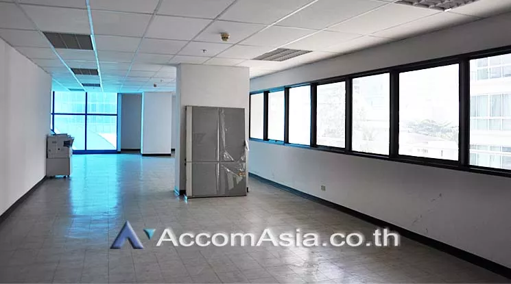 Split-type Air |   Office space  for Rent BTS Surasak in Silom Bangkok
